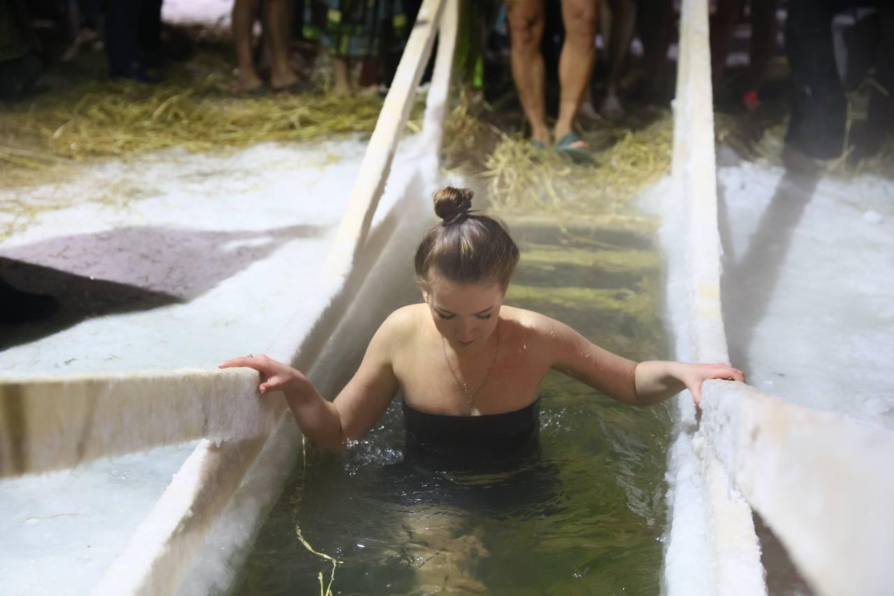 Фото Крещенские купания-2026: как новосибирцы ныряют в купель в аномальный мороз почти –40 градусов. ОНЛАЙН 13